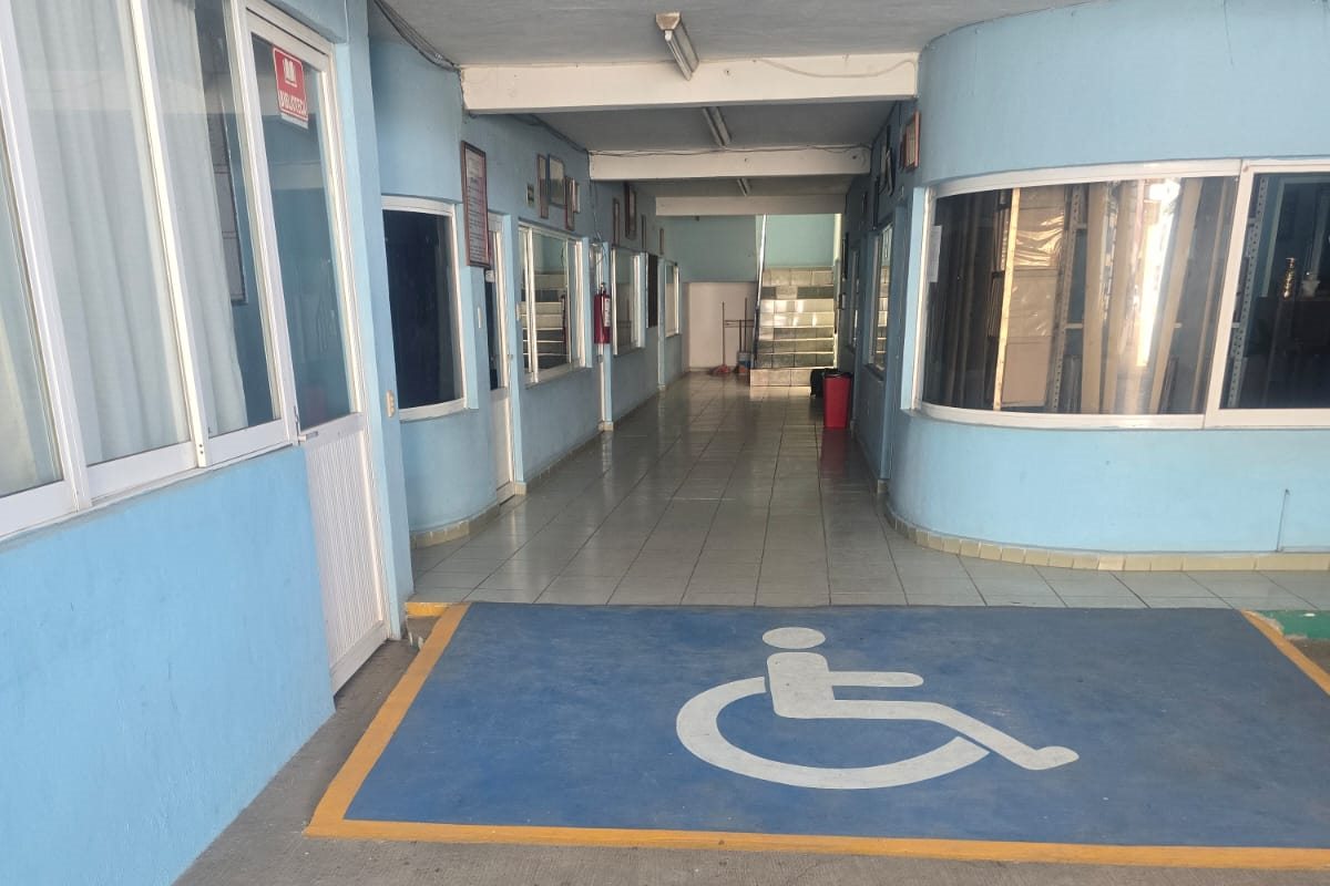 Acceso señalizado y pasillo interior de la Universidad Vicente Guerrero