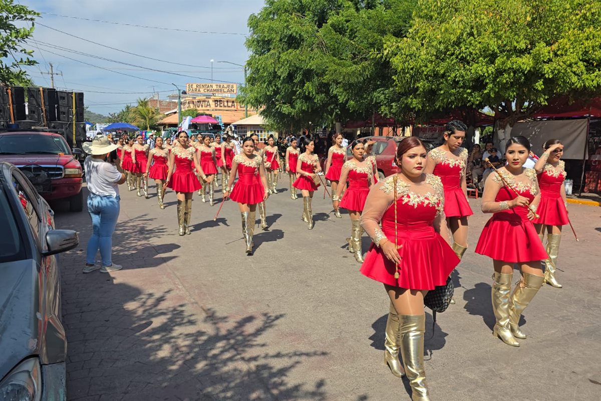 Participación estudiantil en una actividad cultural de la región