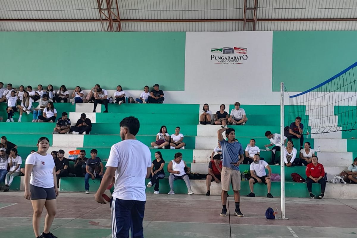 Integrantes de la comunidad universitaria participando en una actividad deportiva