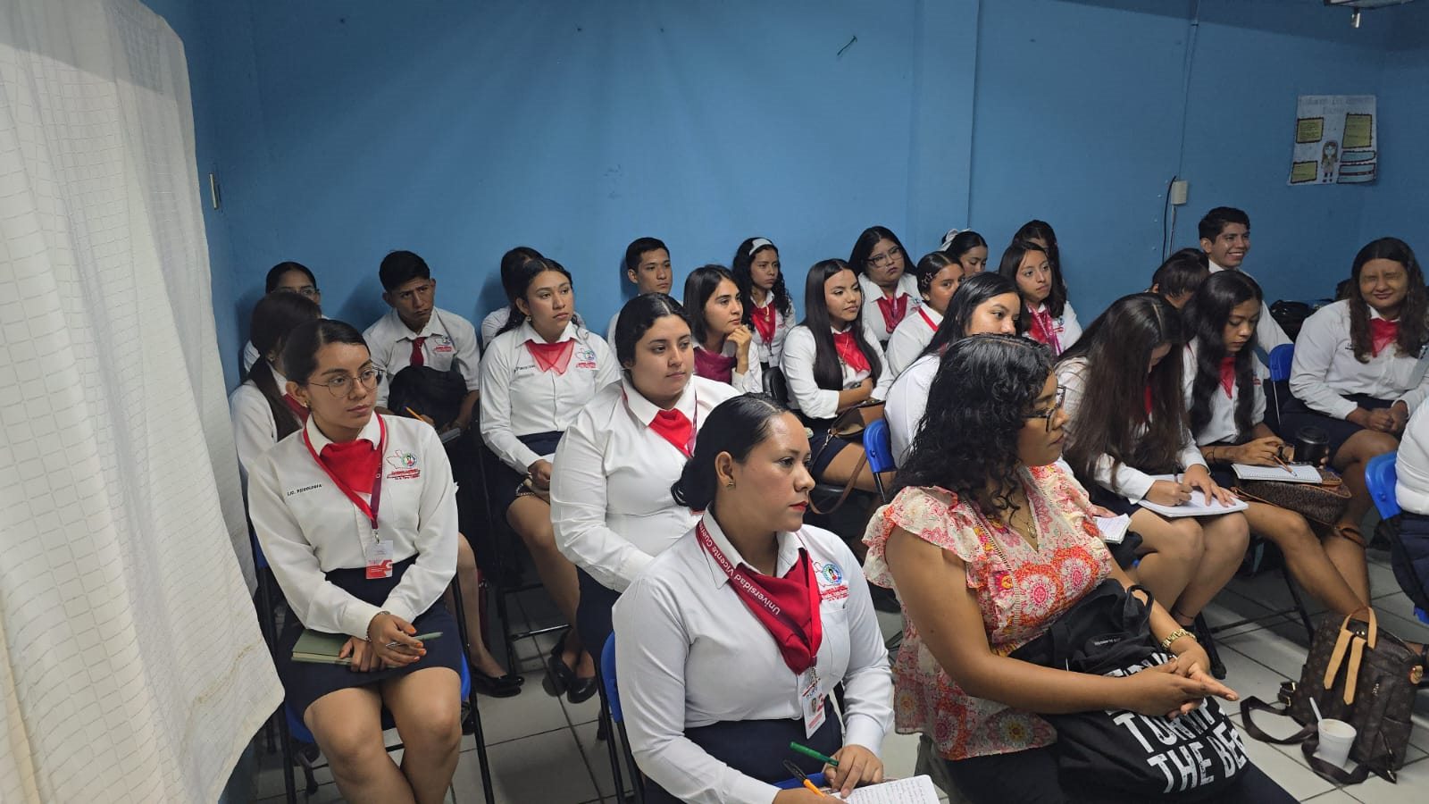 Estudiantes de la Universidad Vicente Guerrero participando en una sesión académica