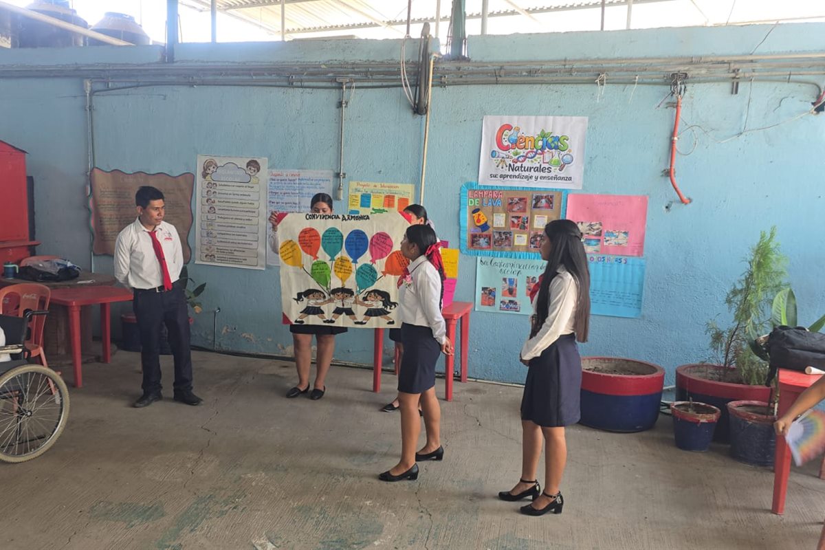 Estudiantes de la Universidad Vicente Guerrero presentando un proyecto académico