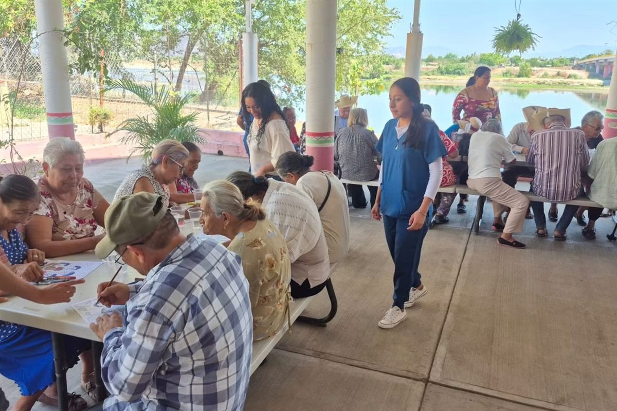 Estudiantes universitarios participando en una actividad de servicio social con personas mayores